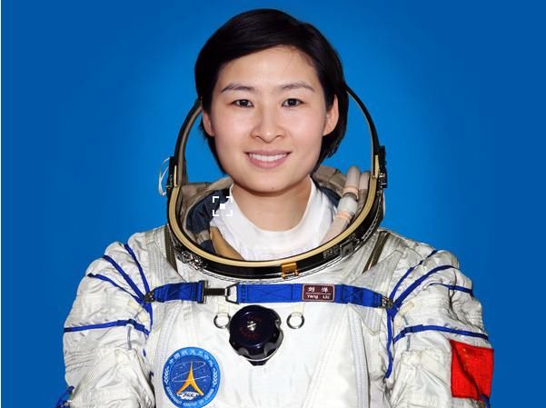 她19岁考上空军,中国首位女航天员!在34岁就步