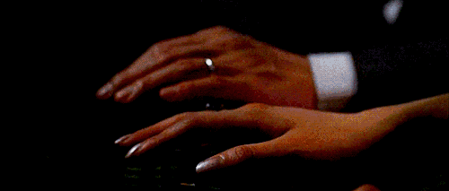 电影通过各种细节打造出沉闷、压抑的情调，就像主人公烦闷纠结的内心。