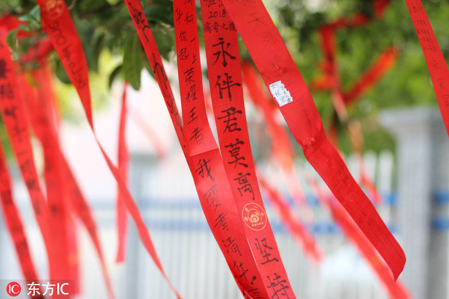 湖南道县一中树上全是高考许愿条 红色条幅迎