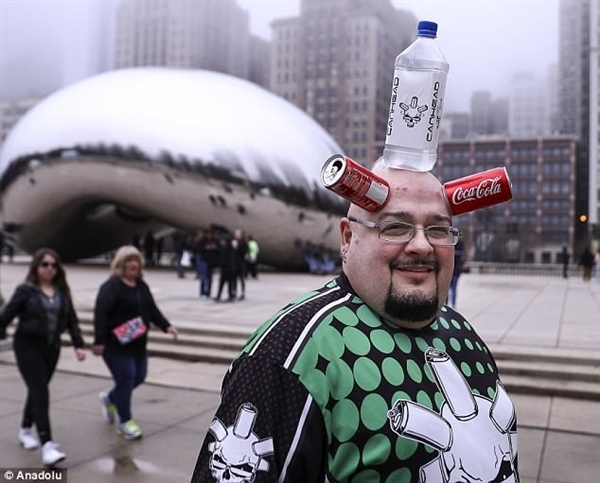 万磁王侧目!男子患怪异皮肤病:能吸附各种瓶罐