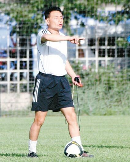 他是唯一一位获得世界足球先生提名的中国球员