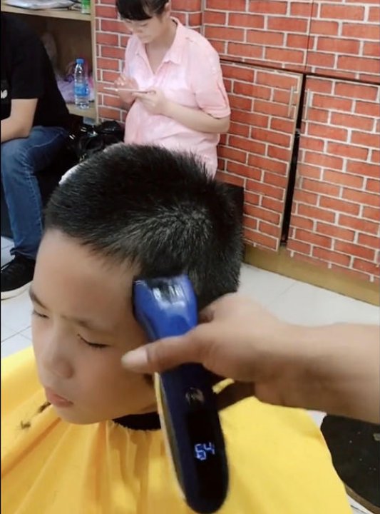 六年级小学生去理发,剪完后眼神里充满了无奈