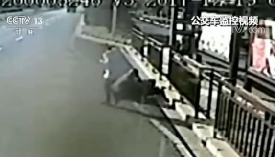 点赞好司机!老人摔伤卧路边 公交司机来帮忙 点赞好司机!老人摔伤卧路边 公交司机来帮忙