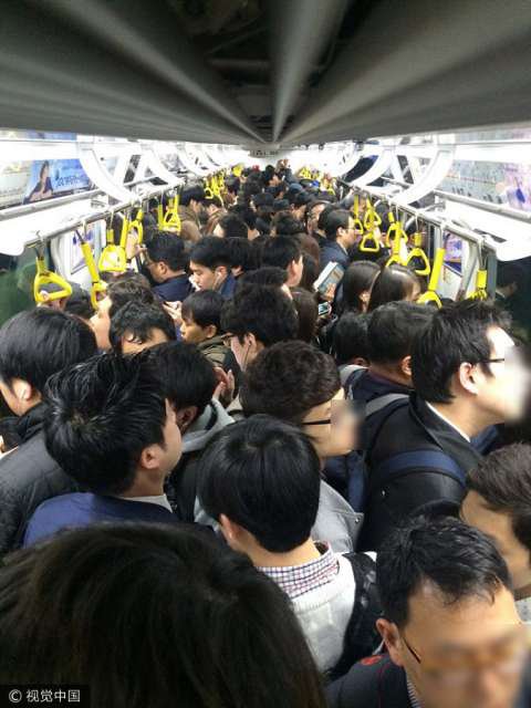 有的网友认为,之所以北京地铁里打架频出主要有以下几点