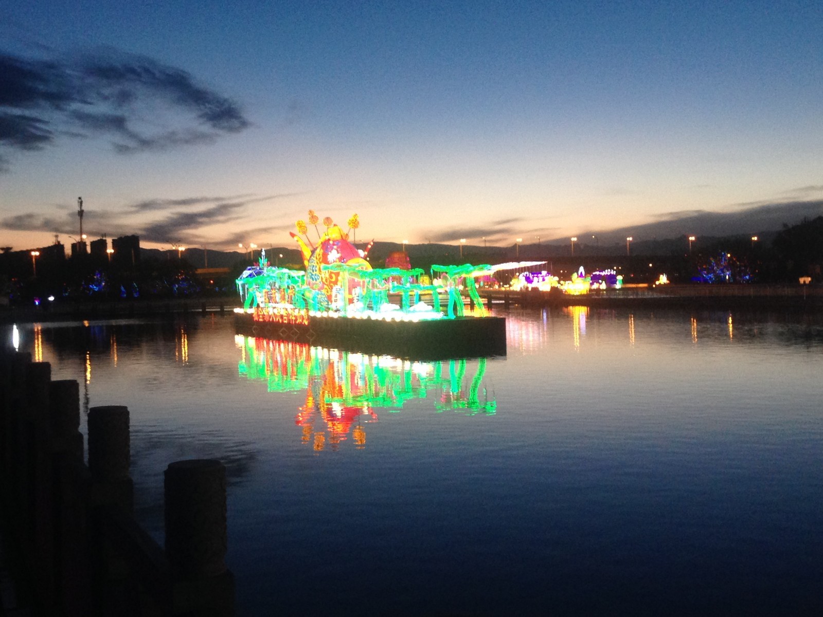 呼和浩特玉泉区小黑河段大型景观灯展将延续至10月8日 呼和浩特玉泉区小黑河段大型景观灯展将延续至10月8日