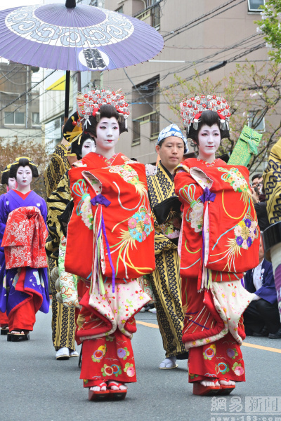 东京再现吉原艺妓头牌街上行游众人围观