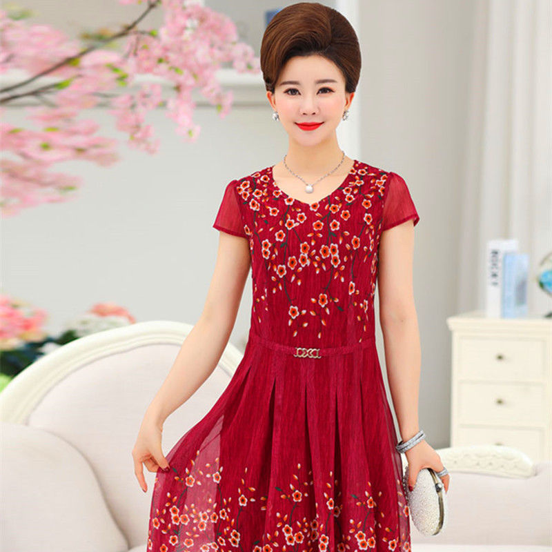 生日宴上,60岁婆婆穿这蚕丝连衣裙,惊艳全场,看