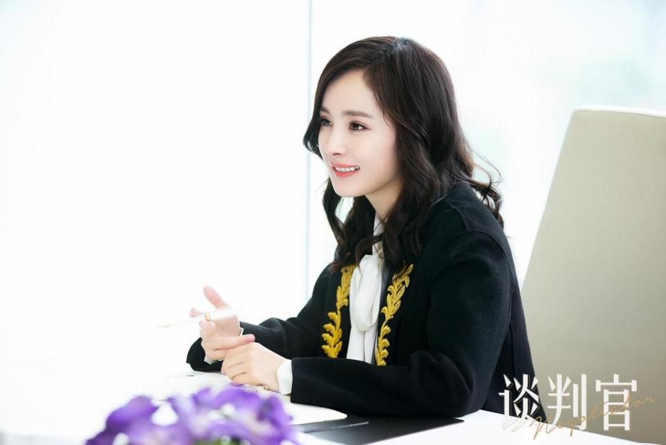 《谈判官》两集杨幂就换了十套职业装,这么穿