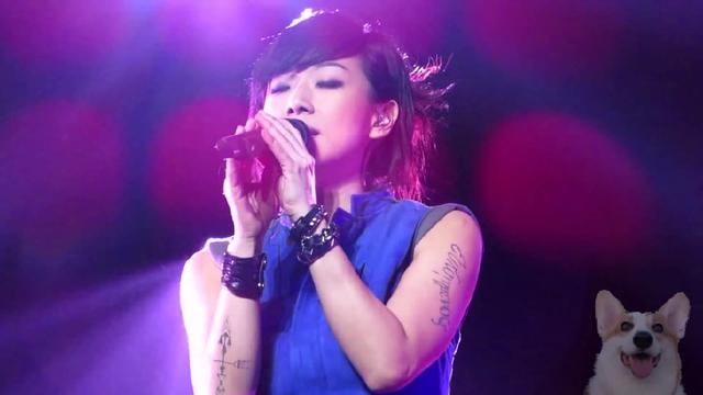 英国歌手罗比威廉姆斯献唱世界杯开幕式,林忆