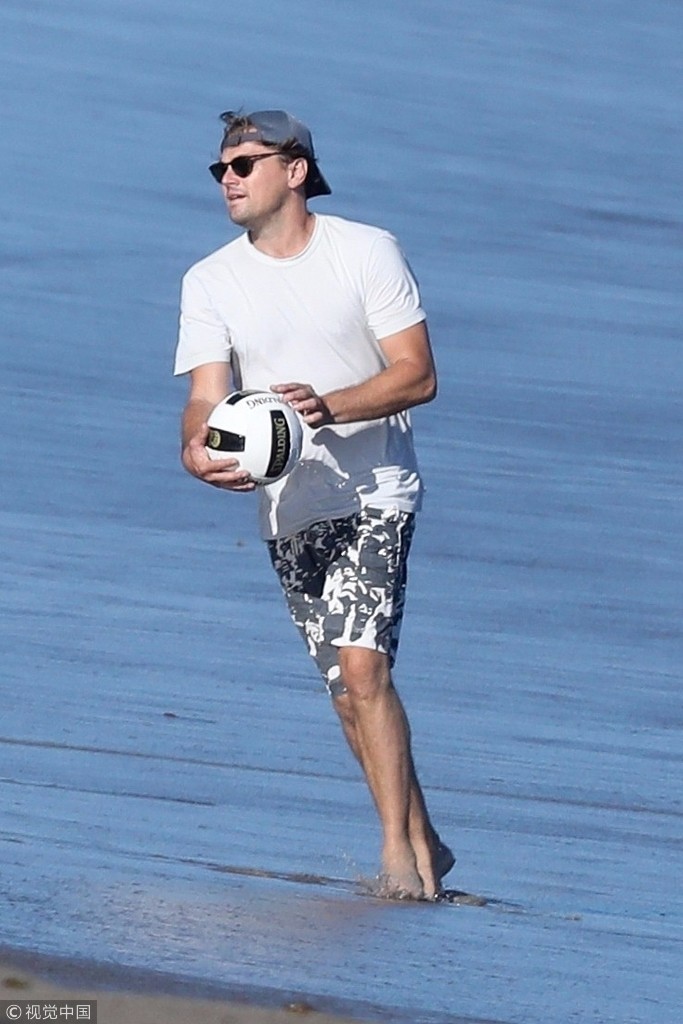 颜值飙升!小李子打沙滩排球 腿瘦了一圈肚子却减不下去