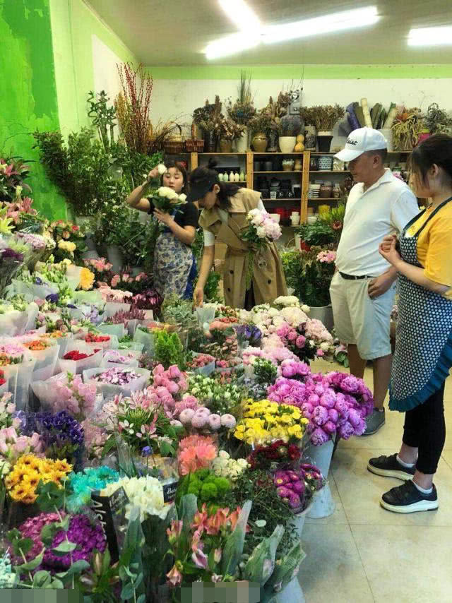 超市偶遇神秘富豪王珂和刘涛!这个小动作亮了