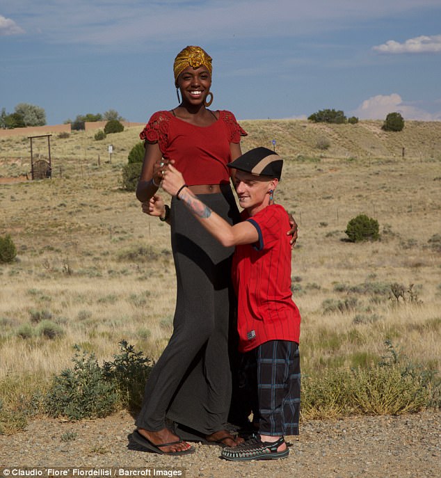 34岁男子天生没大腿身高不足1米4 找到19岁的女友 34岁男子天生没大腿身高不足1米4 找到19岁的女友