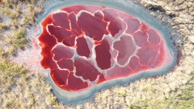 大漠红湖!腾格里沙漠中的乌兰湖像极了“地球之心” 大漠红湖!腾格里沙漠中的乌兰湖像极了“地球之心”