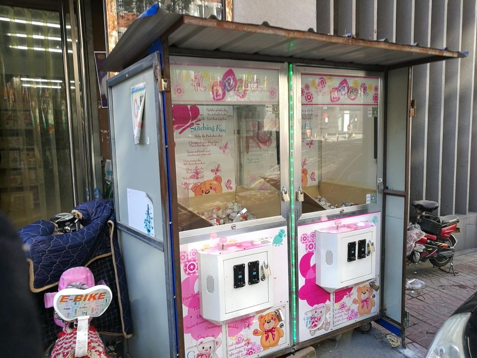 保定街头现"抓烟机" 烟草专卖局:变相销售烟草,违反国家相关规定