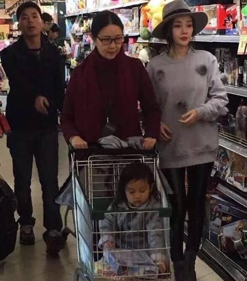 李小璐父母近照曝光 父母离婚 父亲是大导演 母