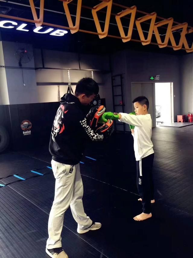 咏春大师丁浩的功夫是跟电视里学的,真正的咏