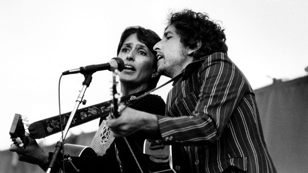 自1963年起，琼·贝兹邀请迪伦与她一起巡回演出；1963年8月28日，两人曾于著名的“进军华盛顿”这场大规模的民权运动游行中，演唱《Only A Pawn In Their Game》与《Keep Your Eyes On The Prize》这两首歌曲。正是在这次大游行中，马丁·路德·金发表了他著名的《我有一个梦》的演讲。