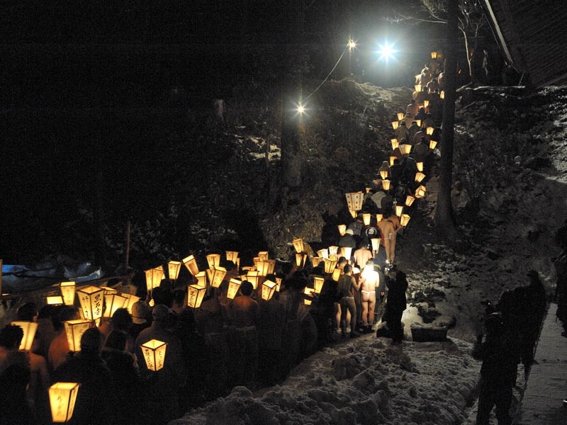 14日晚10点，男子们用河水清洗身体后，冒着火星气势磅礴地喊着号子。