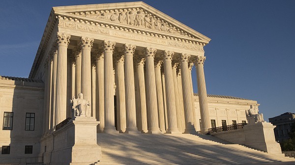 特朗普想拒绝非法移民庇护?美国最高法院:不行 特朗普想拒绝非法移民庇护?美国最高法院:不行