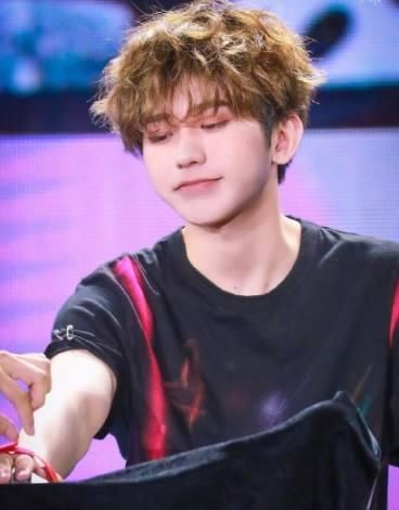 蔡徐坤粉丝抄袭易烊千玺应援曲?粉丝们的处理