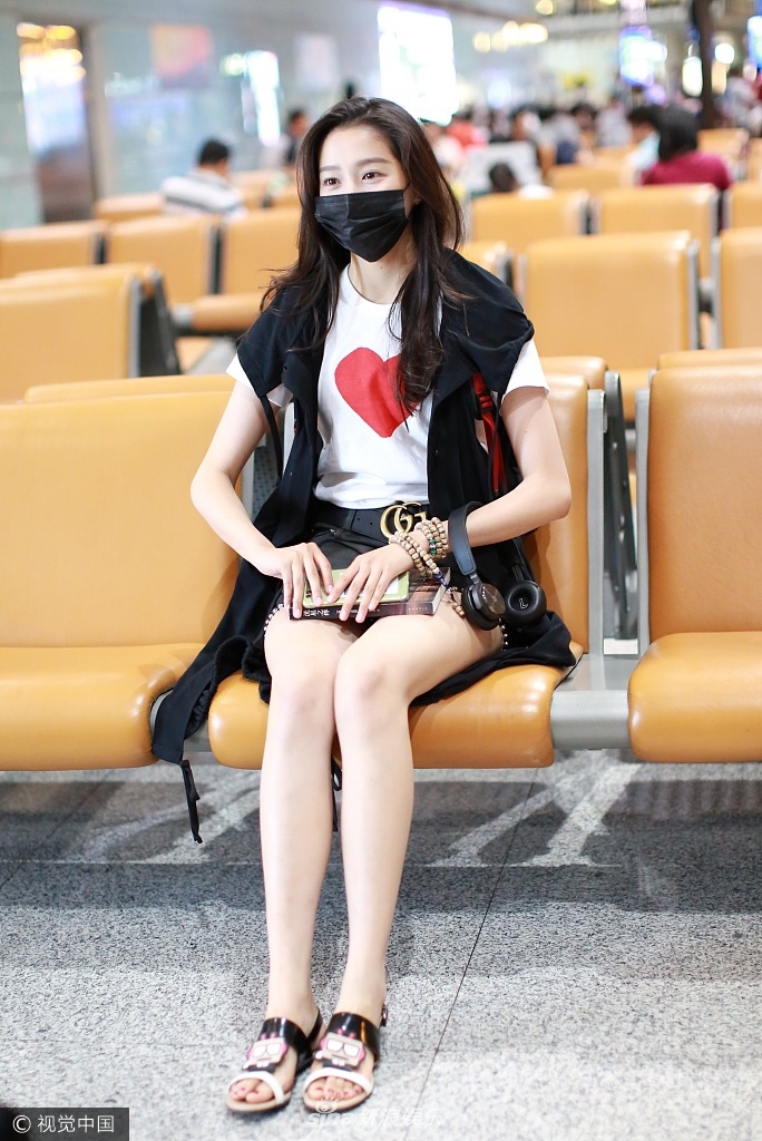 组图:关晓彤热裤秀美腿 对镜比v心情大好