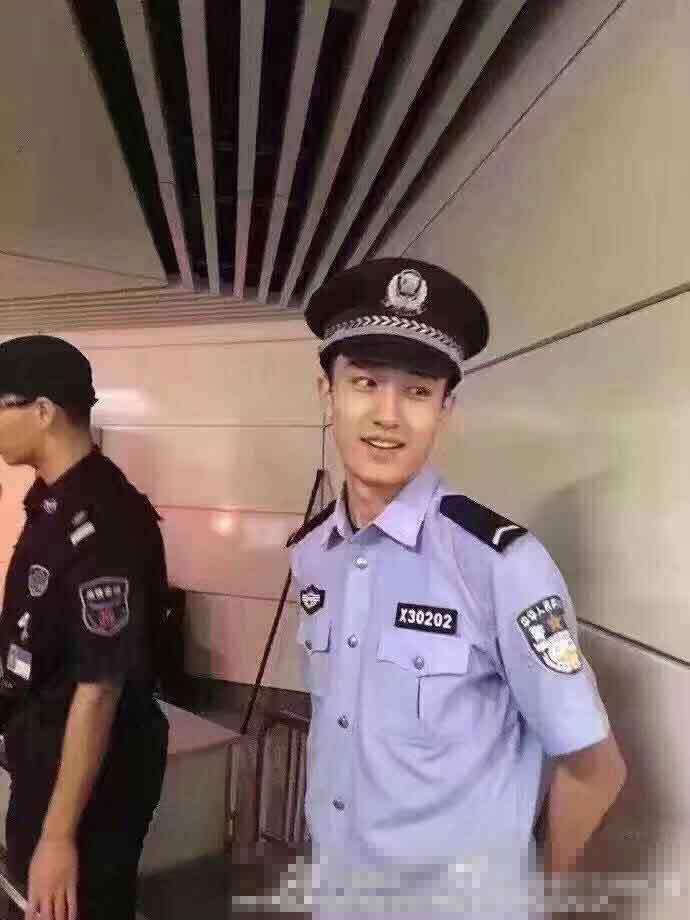 杭州警察被赞颜值爆表 网友:帅哥都上交国家了 杭州警察被赞颜值爆表 网友:帅哥都上交国家了