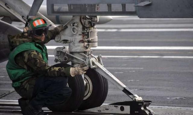 003航母分段曝光!美俄坚称不可能:中国使用了