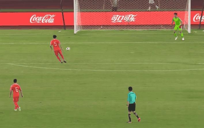 尴尬! 中国足球低级失误又添新素材, 国脚把球