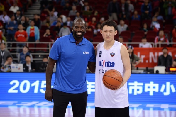 mvp王孟轩与传奇球星理查德森合影