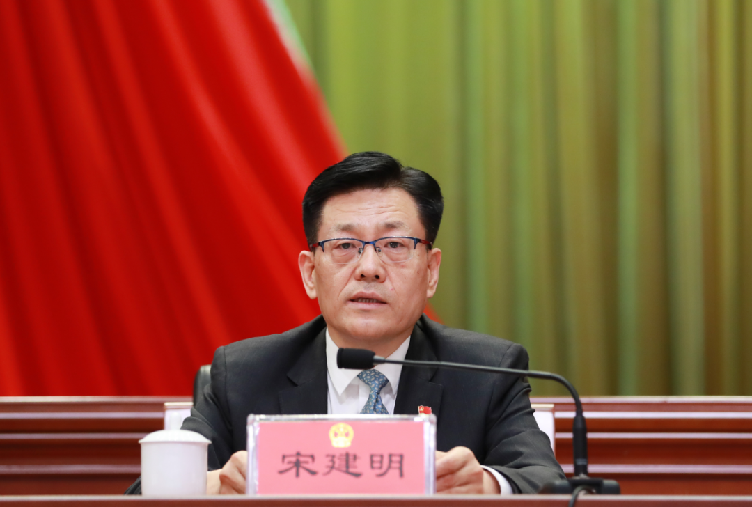 顺义区人大常委会主任宋建明主持会议.