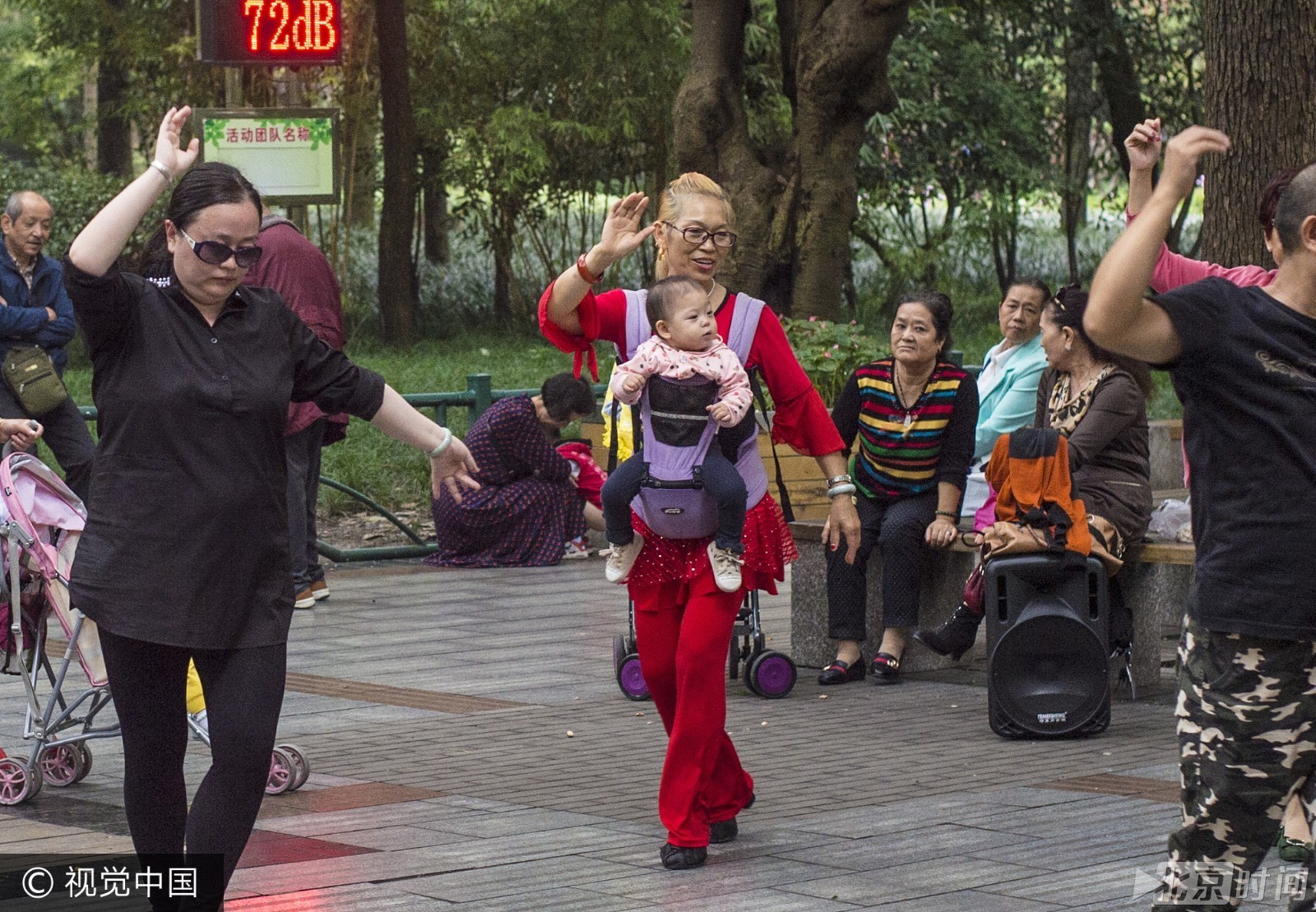 广场舞大妈开启新技能 背着孩子一起尬舞 广场舞大妈开启新技能 背着孩子一起尬舞