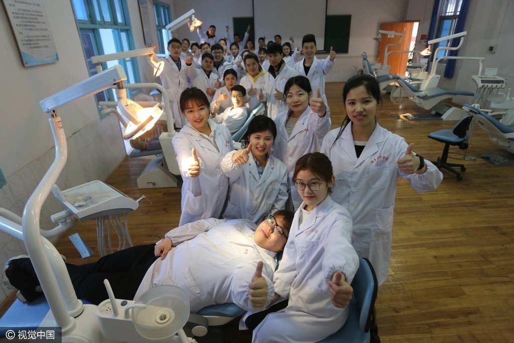 医学生拍个性毕业照:集体与人体标本告别