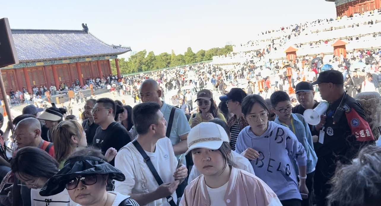 天坛公园开启“人 从 众”模式 入园游客达16.8万人次