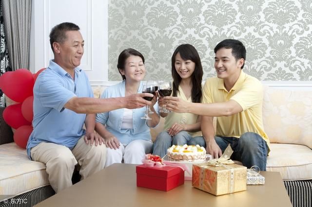 我没要彩礼,男友父母要求陪嫁10万!我应该妥协