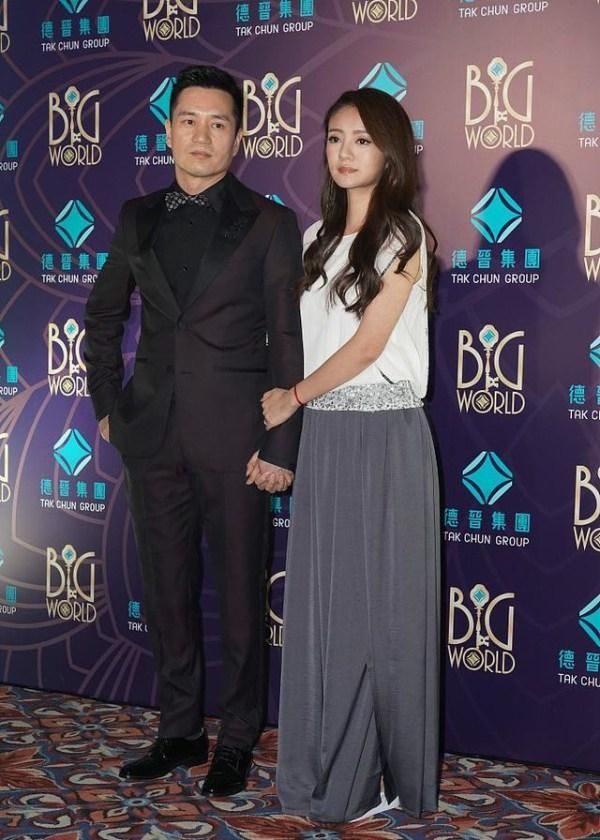 安以轩手术后出席活动,雪纺上衣配半裙,网友:最