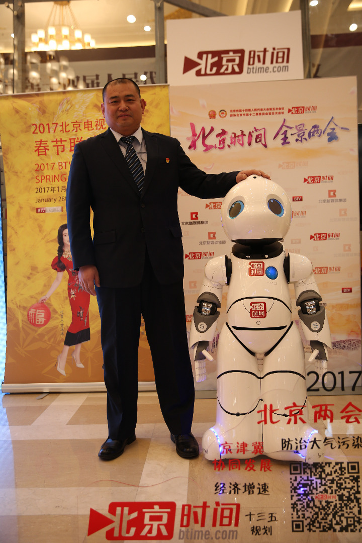 北京市第十四届人民代表大会第五次会议召开，机器人优友作为北京时间特邀记者来到会场，与代表聊天互动、亲密合影，开心时还跳起了炫酷的舞蹈，为大家带来了欢声笑语，收获了众多粉丝。