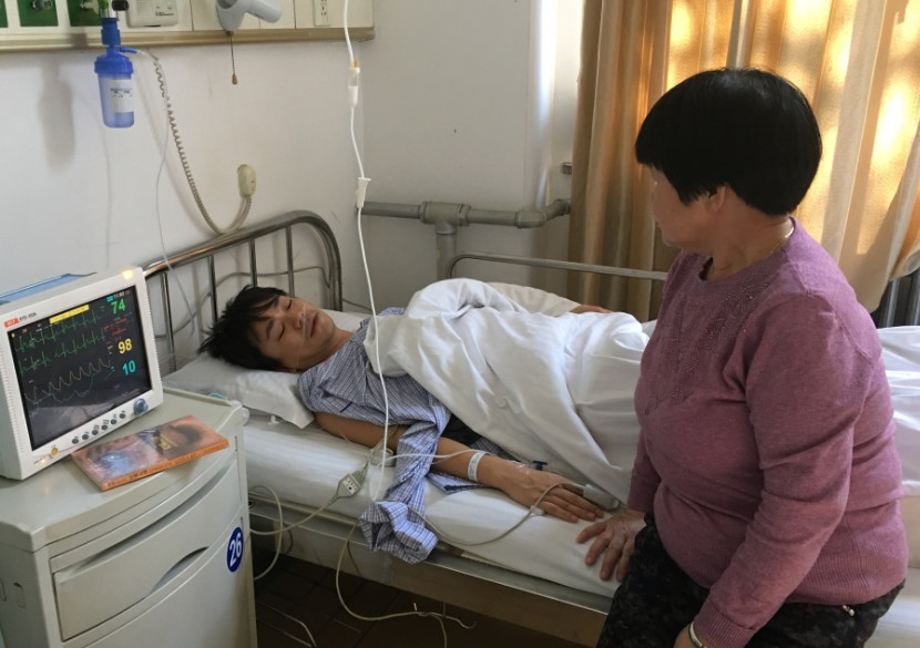 王宝强入院取小腿钢板 妈妈陪伴很幸福