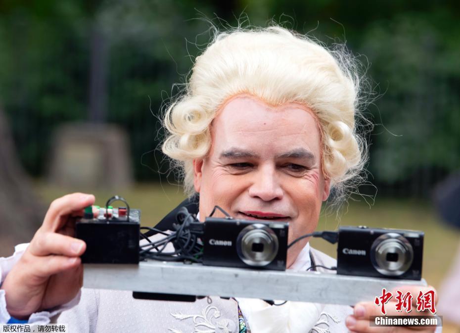 当地时间8月25日，德国哥达民众参加一年一度巴洛克节，穿上古装仿佛穿越回到18世纪。