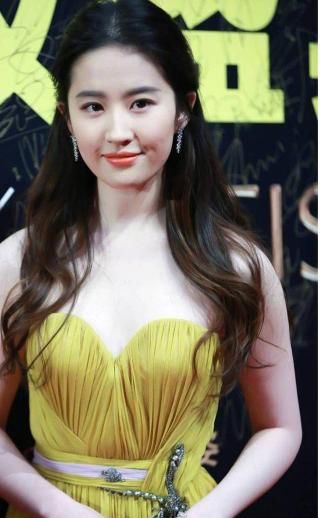 刘亦菲尴尬到家了,抹胸裙滑落求助好友,网友:两