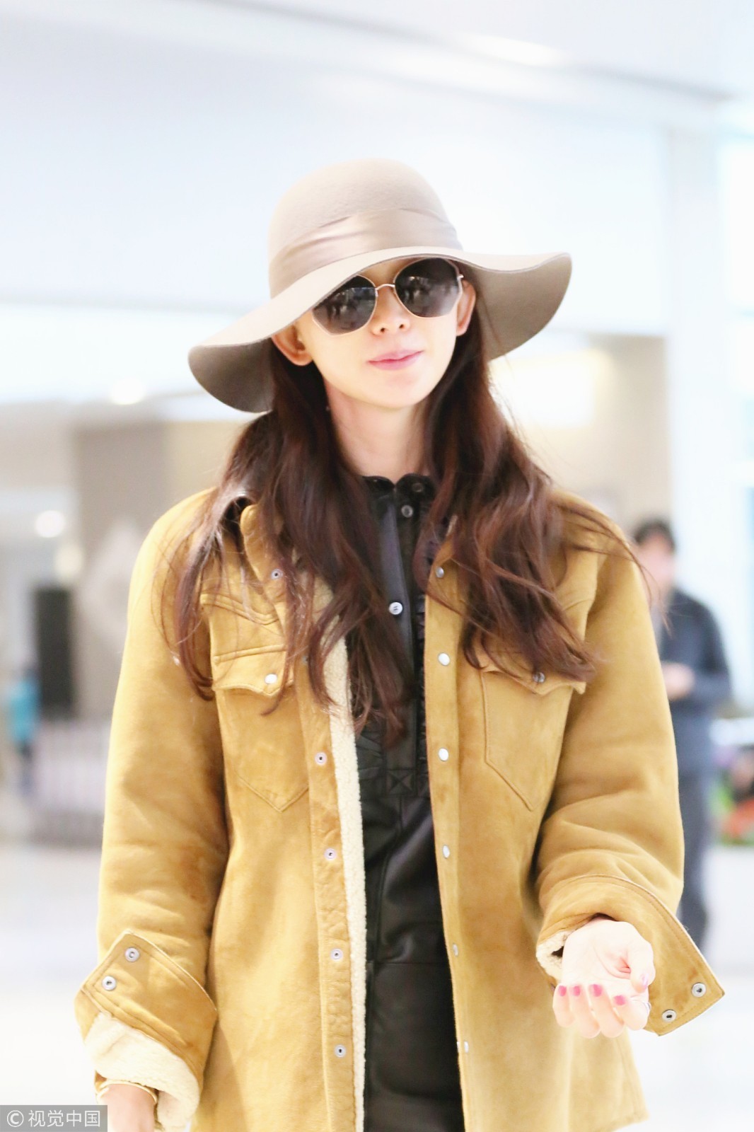 44岁林志玲戴墨镜似遮素颜红唇抢镜 对镜甜笑少女感十足