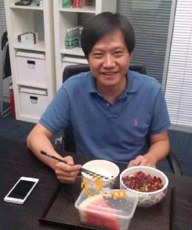 今天雷军小米香港上市成首富 但是别忘记他吃
