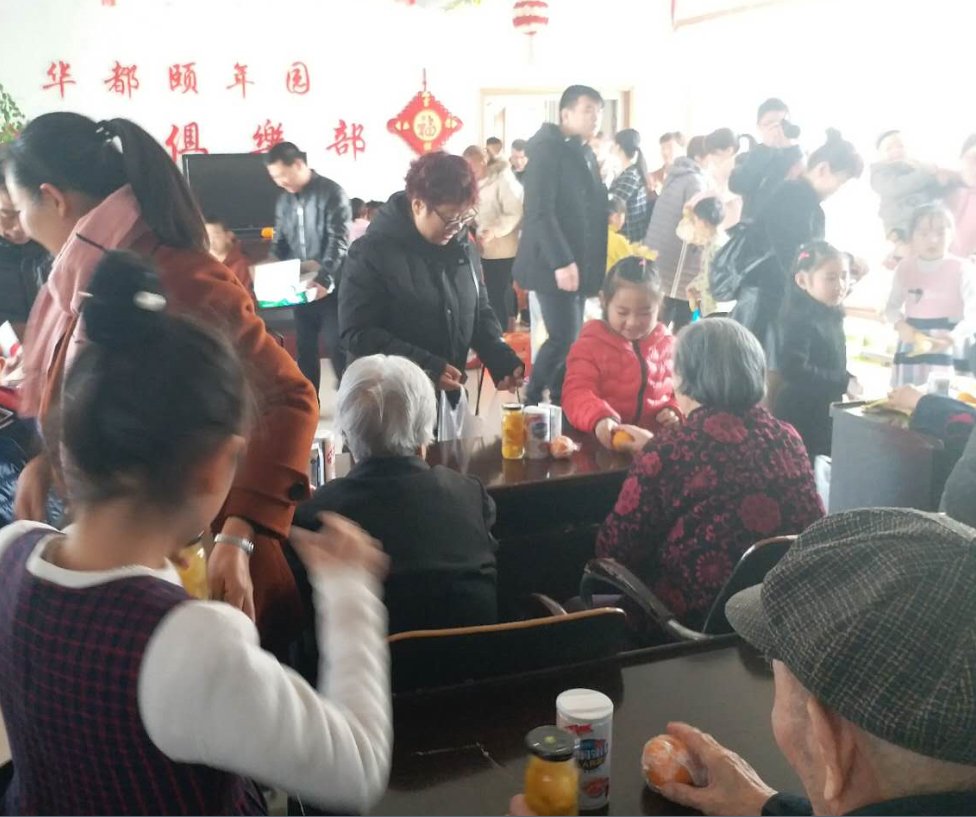 小学生走进敬老院 献上歌舞为老人送祝福