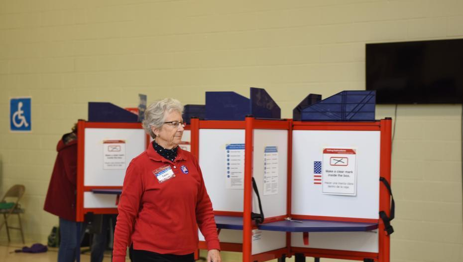 当地时间11月6日，美国举行2018年中期选举。此次选举将决定美国会参议院35个席位和众议院全部435个席位的归属。图为弗吉尼亚州阿灵顿县的一处投票点。