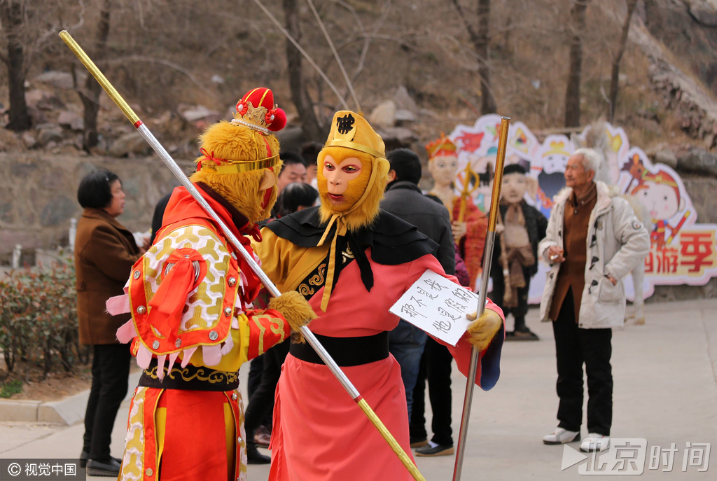 据了解，自从前一段时间中国猴山五龙口的演员下乡演出，穿着大圣服装被交警查住之后，给大家也增添了许多莫名的喜感。图：视觉中国