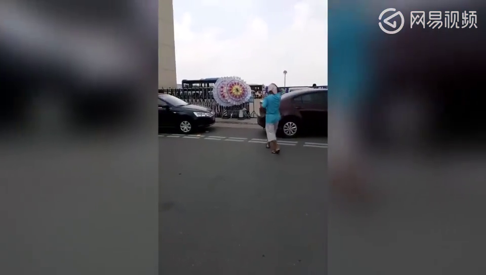 合肥一女生练车突感不适身亡 家属驾校内摆花圈 合肥一女生练车突感不适身亡 家属驾校内摆花圈