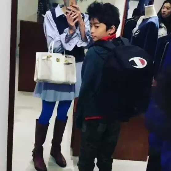 谢霆锋对孩子妈唱情歌,同台王菲表情亮了!