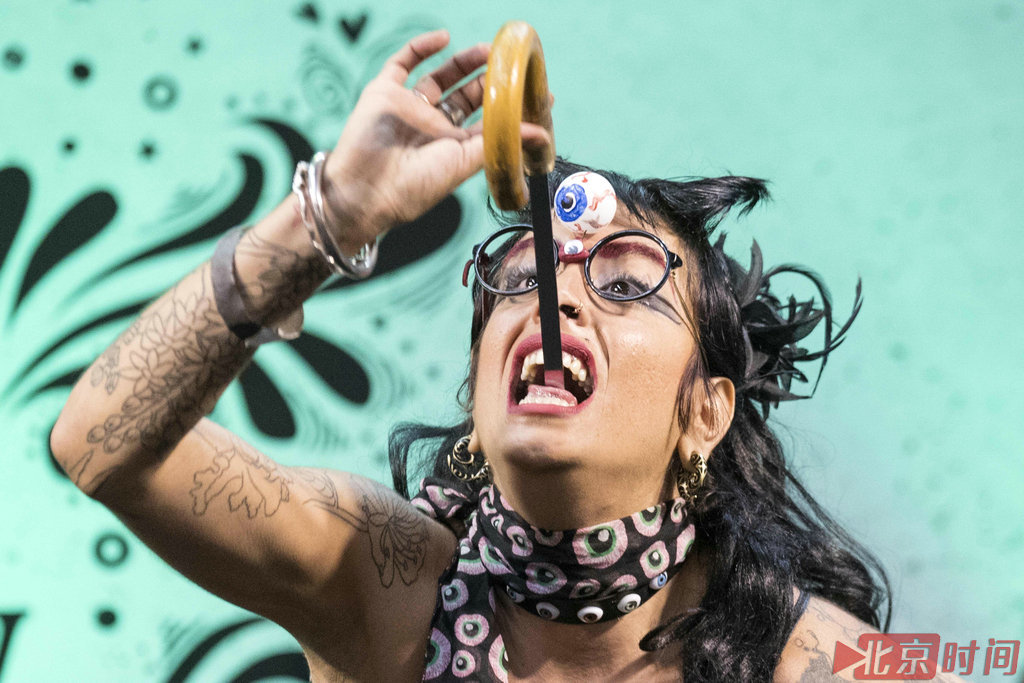 除了纹身艺术，大会当天还有许多行为艺术表演。