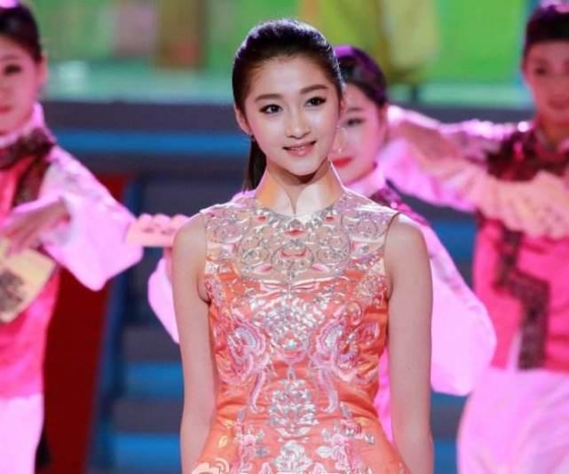 忠告赵丽颖关晓彤郑爽和迪丽热巴,没胸就别穿