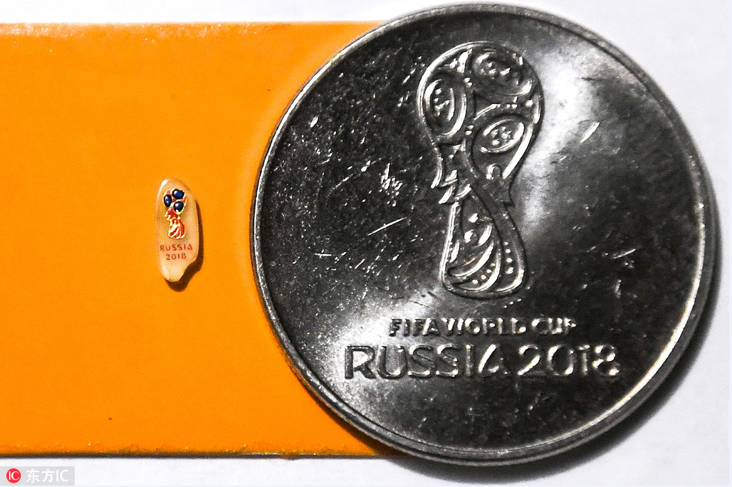 当地时间2018年3月10日，俄罗斯新西伯利亚，俄罗斯艺术家用米粒雕刻，2018世界杯logo惟妙惟肖。
