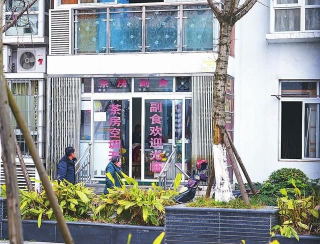 小区里面开麻将馆,招人打牌合法吗?